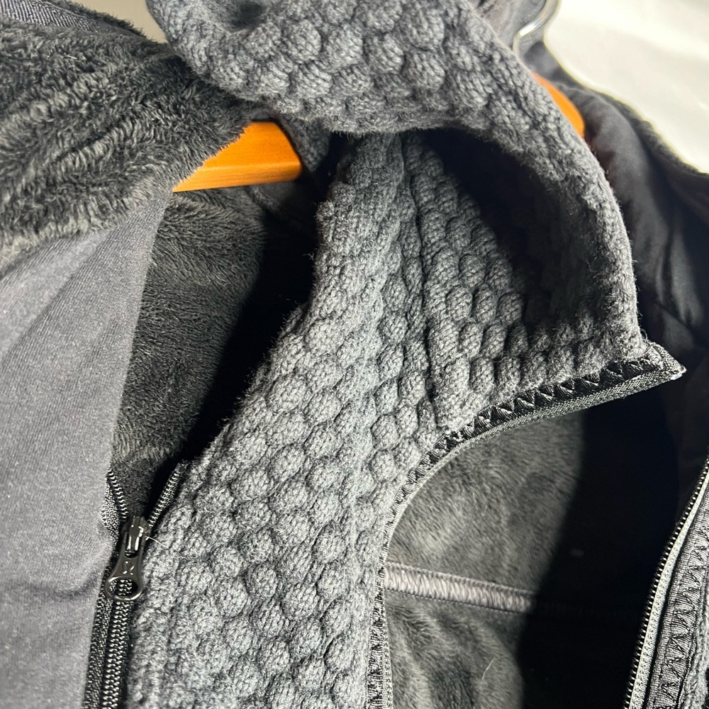 Lululemon coat - Picture 4 of 7